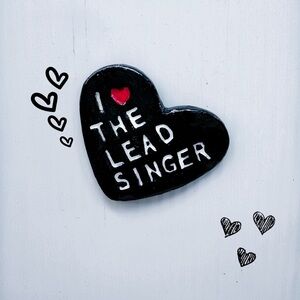 I love the lead singer Clay magnet 🖤